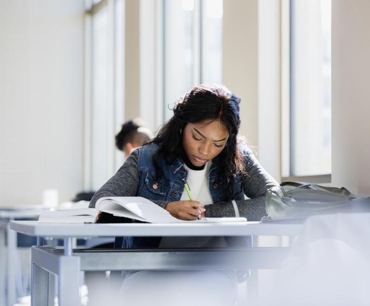 Fille qui tient un cahier