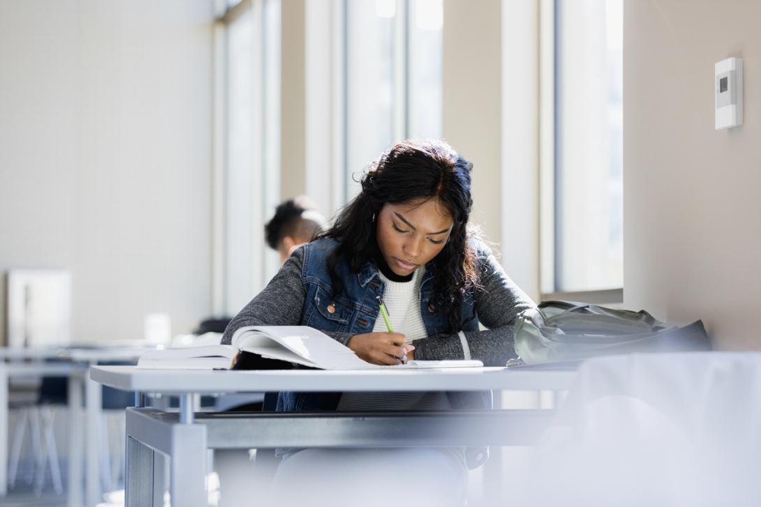 Fille qui tient un cahier